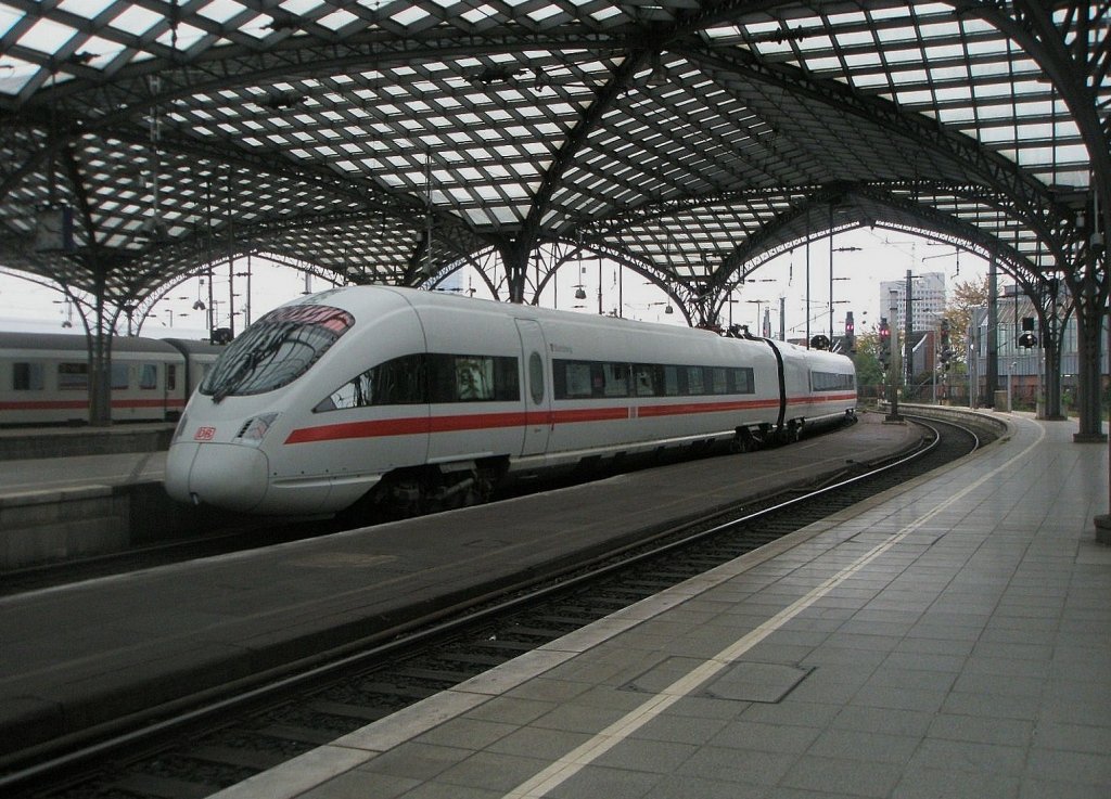 Hier 411 805-2  Dresden  als ICE2028 von Nrnberg Hbf. nach HH-Altona, bei der Ausfahrt am 13.10.2010 aus Kln Hbf.