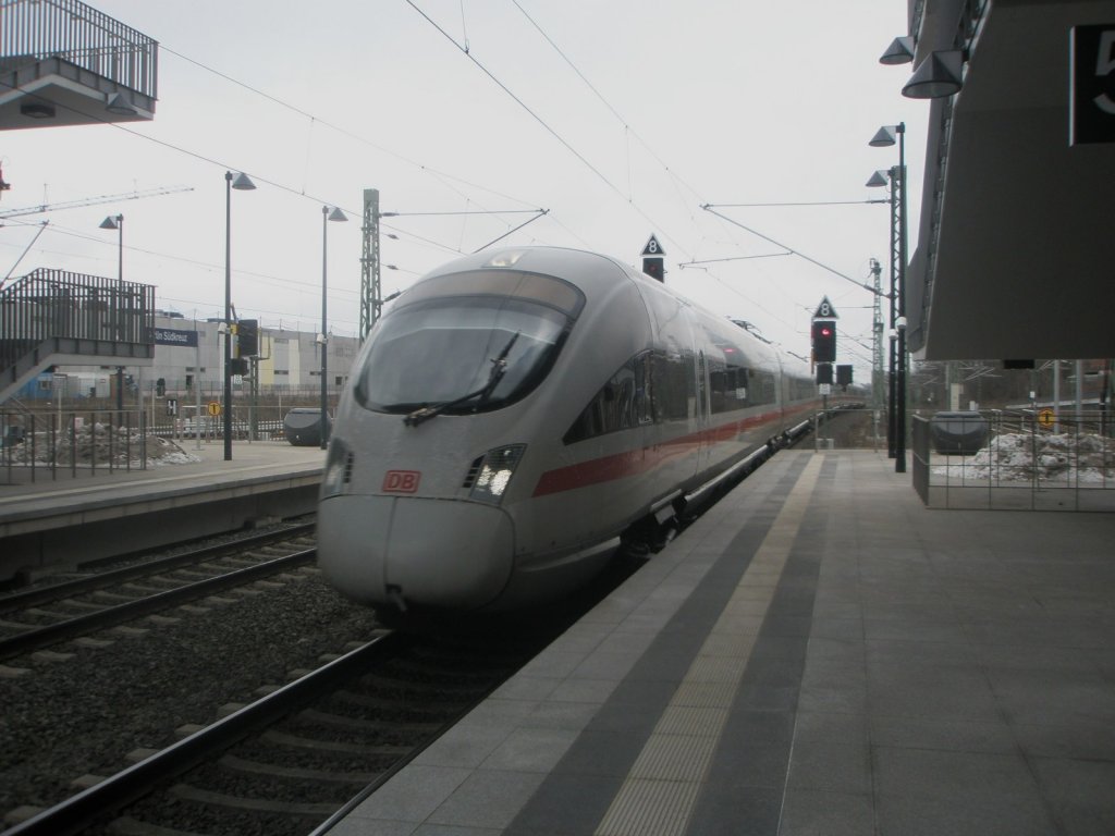 Hier 411 811-0  Berlin  als ICE1613 von Berlin Gesundbrunnen nach M�nchen Hbf., bei der Einfahrt am 6.3.2010 in Berlin S�dkreuz.