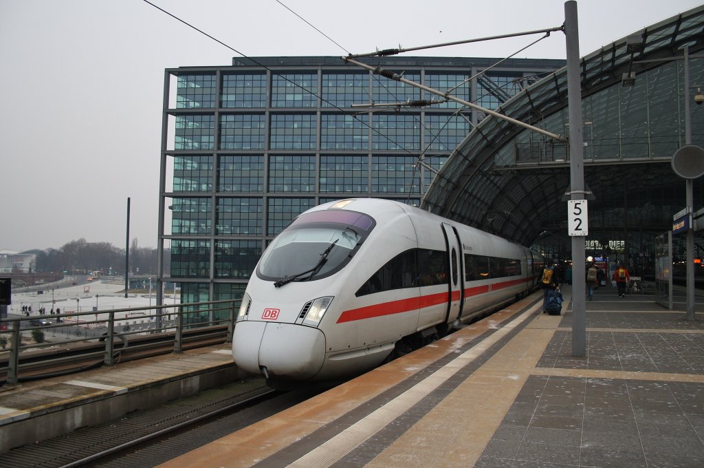 Hier 411 851-5  Elsterwerda  als ICE1549 von Dsseldorf Hbf. nach Berlin Ostbahnhof mit 411 062-3  Vaihingen an der Enz  als ICE1539 von Kln Hbf. nach Berlin Ostbahnhof, dieser Triebzug stand am 28.1.2012 in Berlin Hbf. 