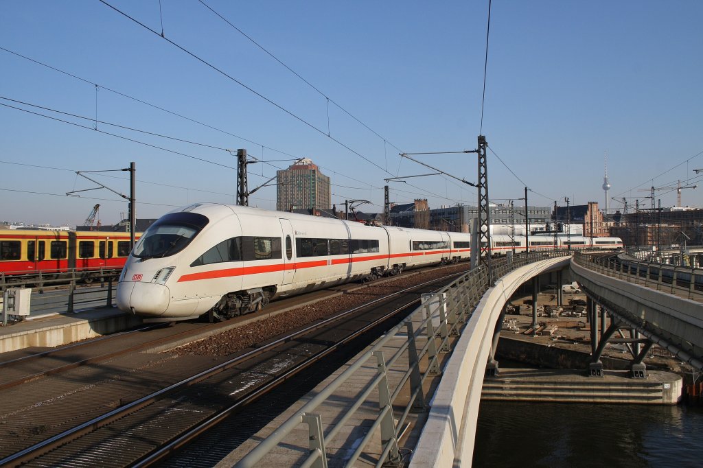 Hier 411 851-5  Elsterwerda  als ICE1548 von Berlin Ostbahnhof nach Kln/Bonn Flughafen, bei der Einfahrt am 30.1.2012 in Berlin Hbf.