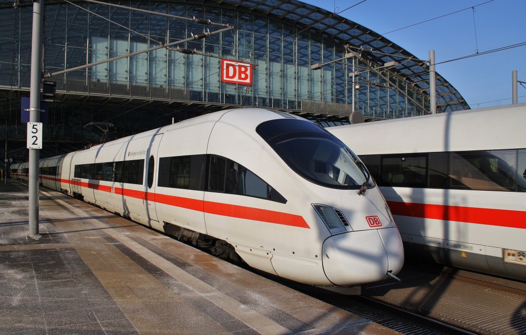 Hier 411 862-3  Vaihingen an der Enz  als ICE1543 von Kln Hbf. nach Berlin Ostbahnhof mit 411 051-5  Elsterwerda  als ICE1533 von Kln Hbf. nach Berlin Ostbahnhof, dieser Triebzug stand am 30.1.2012 in Berlin Hbf.