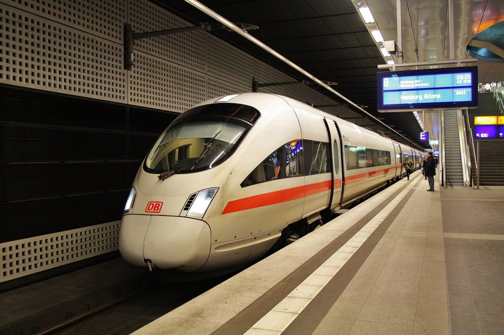 Hier 411 869-7  Tutzing  als ICE1516 von Eisenach nach Hamburg-Altona, dieser Triebzug stand am 25.2.2012 in Berlin Hbf.(tief).