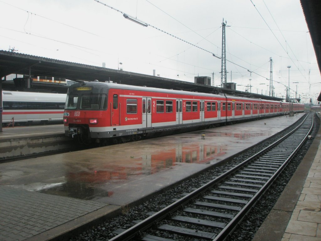 Hier 420 789-0 als S3 von Bad Soden(Taunus) nach Frankfurt(Main) Hbf., bei der Ausfahrt am 22.7.2010 aus Frankfurt(Main) Hbf.