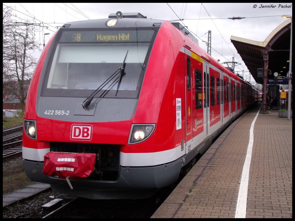 Hier der 422 065 der mit einem anderen zusammen als Doppeltraktionszug fr die S8 eingesetzt wurde/wird. Diese standen zu der Zeit im Mnchengladbacher Hbf auf Gleis 9. 03.04.10 14:10 