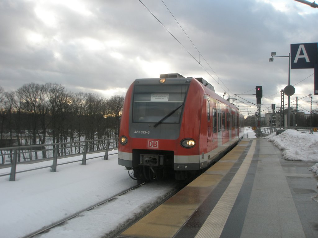 Hier 423 033-0 als RB von Potsdam Hbf. nach Berlin Ostbahnhof, bei der Einfahrt am 3.2.2010 in Berlin Hbf.