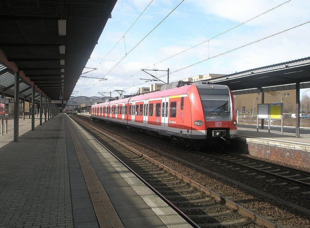 Hier 423 033-0 als S-Bahn Ergnzungsverkehr nach Berlin Ostbahnhof, bei der Ausfahrt am 27.2.2010 aus Potsdam Hbf.