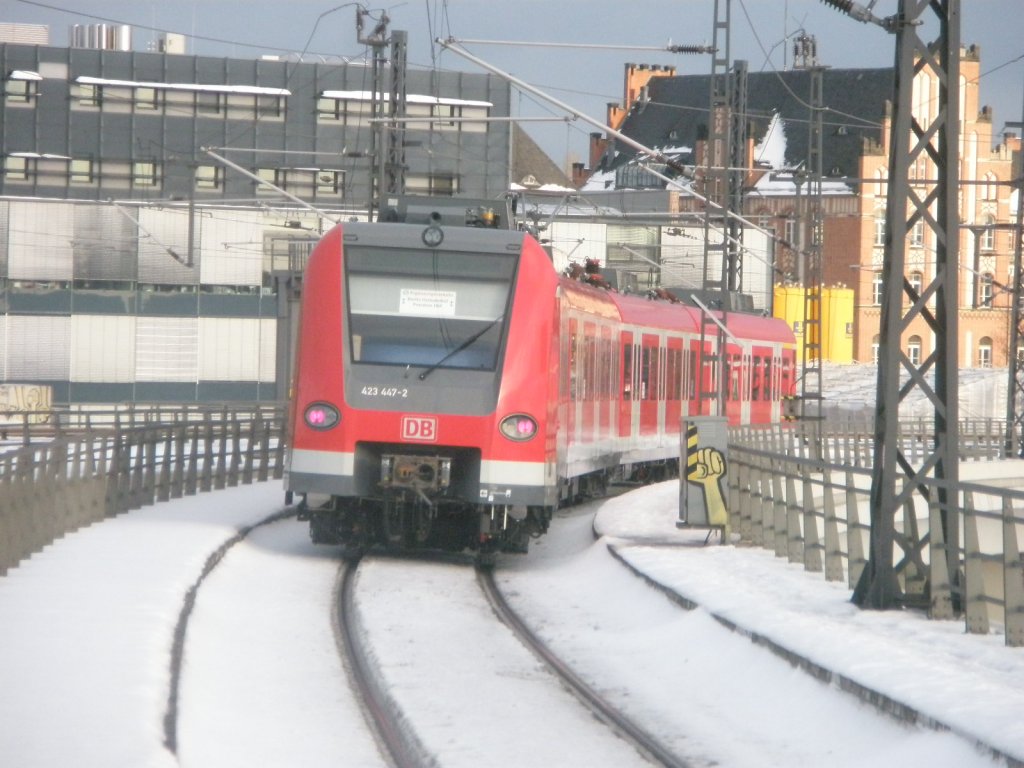 Hier 423 447-2 als S-Bahn Ergnzungsverkehr von Potsdam Hbf. nach Berlin Ostbahnhof, bei der Ausfahrt am 3.2.2010 aus Berlin Hbf.