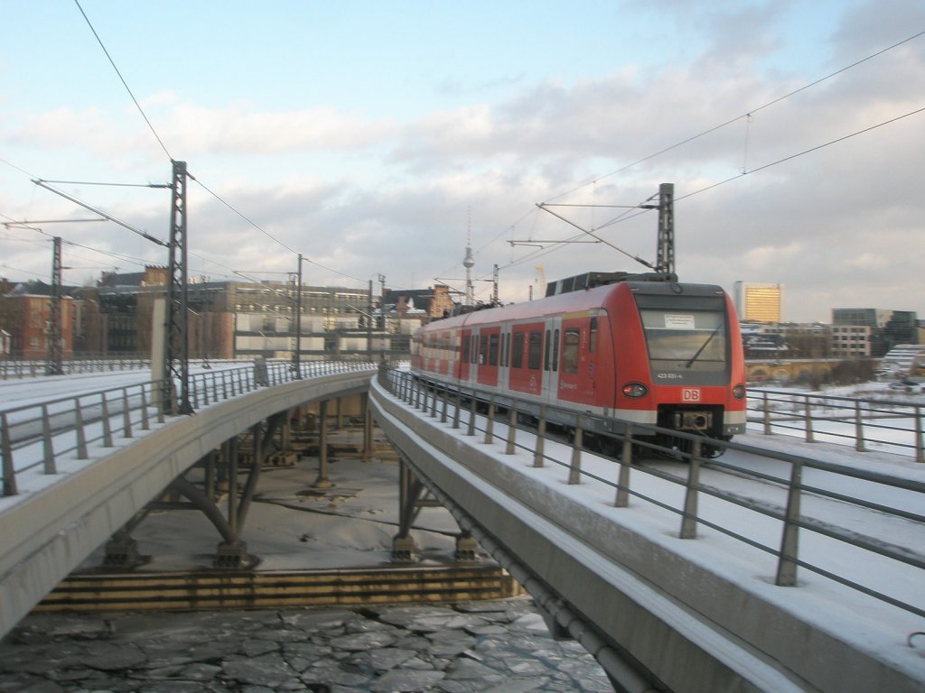 Hier 423 447-2 als S-Bahn Ersatzverkehr von Potsdam Hbf. nach Berlin Ostbahnhof, bei der Ausfahrt am 3.2.2010 aus Berlin Hbf.