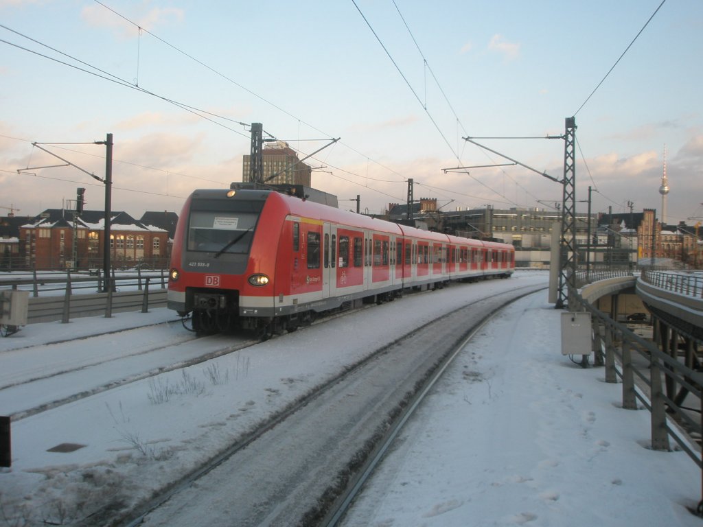 Hier 423 533-9 als S-Bahn Ergnzungsverkehr nach Potsdam Hbf., bei der Einfahrt am 3.2.2010 in Berlin Hbf.