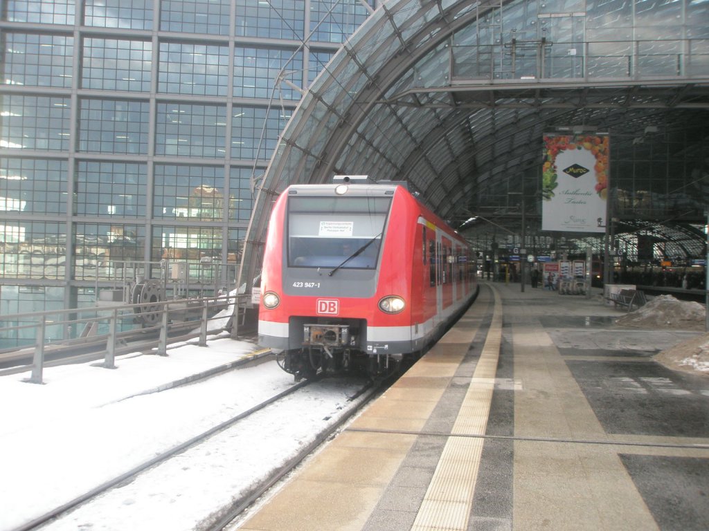 Hier 423 947-1 als S-Bahn Ergnzungsverkehr von Potsdam hbf. nach Berlin Ostbahnhof, bei der Ausfahrt am 3.2.2010 aus Berlin Hbf.