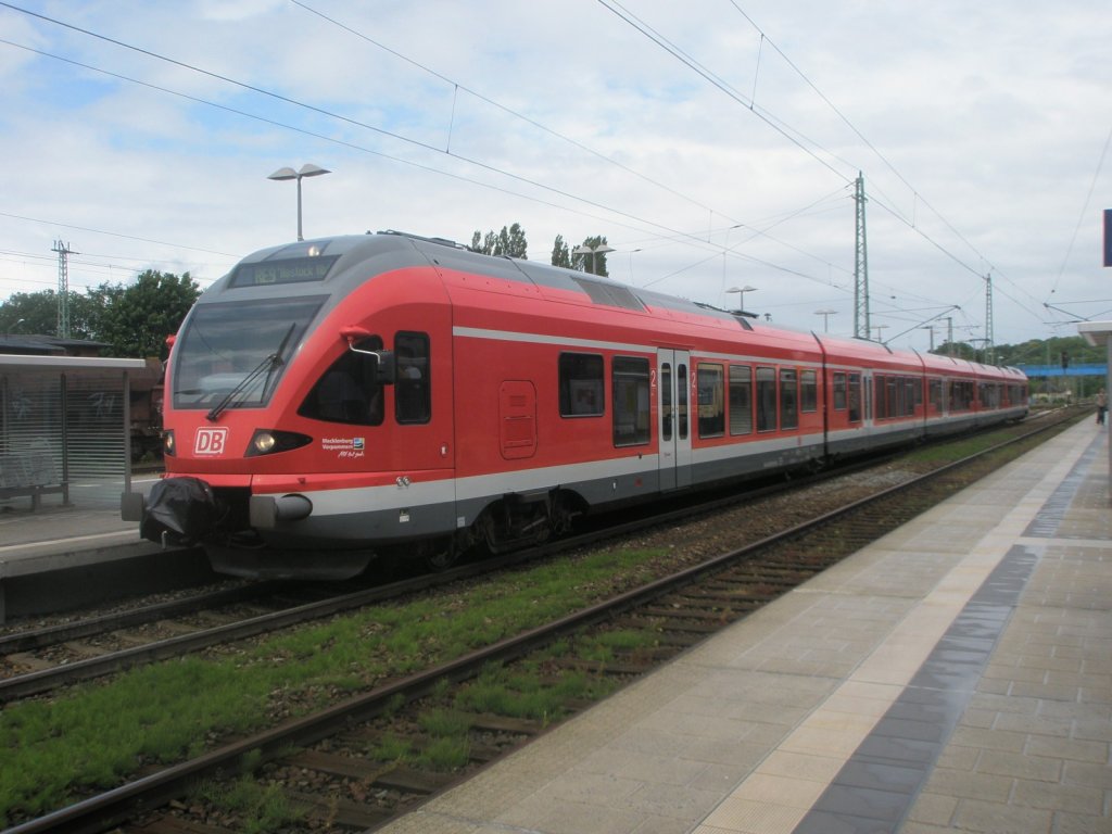 Hier 429 029-2 als RE9 von Sassnitz nach Rostock Hbf., dieser Triebzug stand am 19.6.2010 in Bergen auf Rgen.