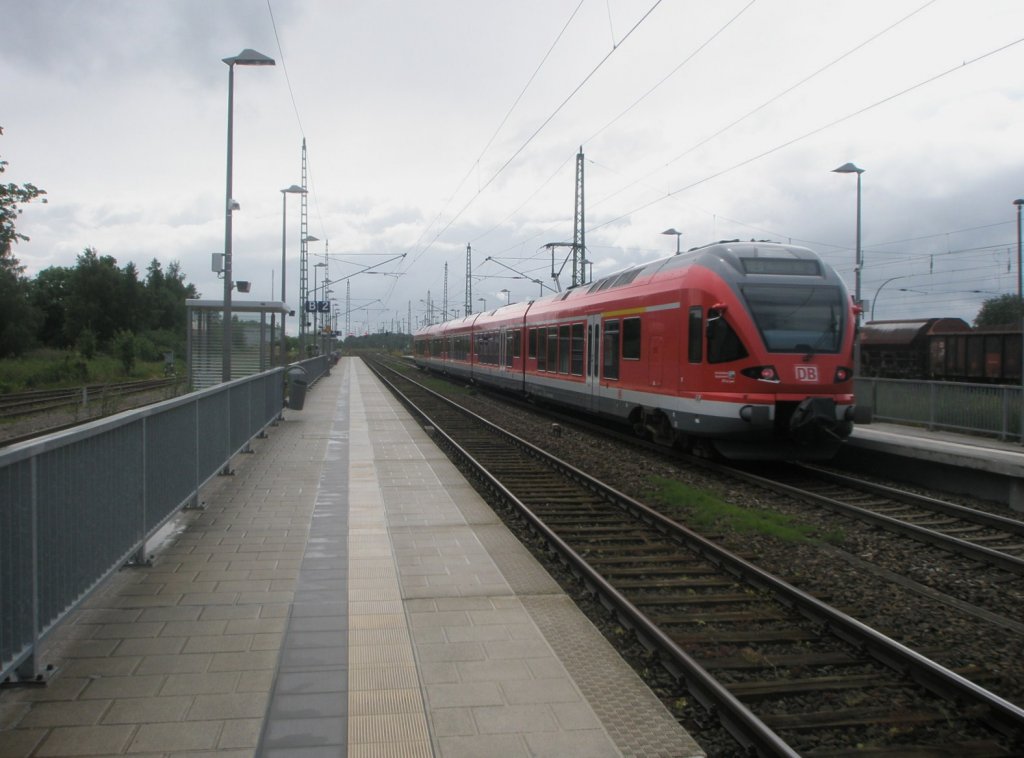 Hier 429 029-2 als RE9 vom Ostseebad Binz nach Rostock Hbf., bei der Ausfahrt am 19.6.2010 aus Bergen auf Rgen.