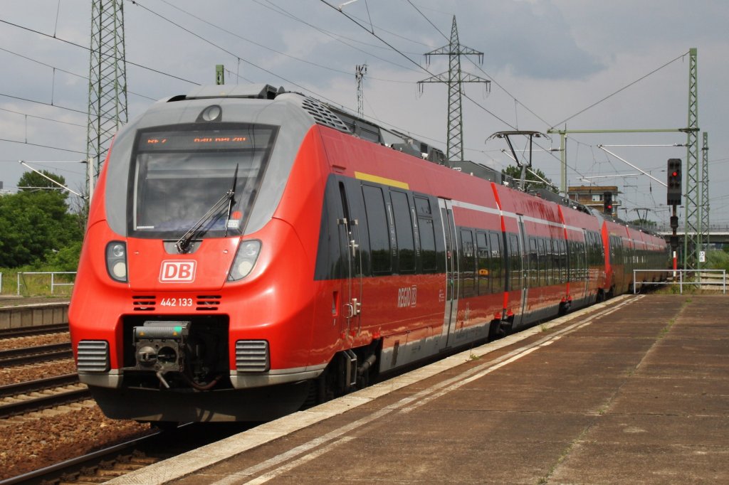 Hier 442 133-5 als RE7 (RE18721) von Wünsdorf-Waldstadt nach Bad Belzig mit 442 331-5 als RE7 (RE18721) von Wünsdorf-Waldstadt nach Dessau Hbf., bei der Ausfahrt am 28.6.2013 aus Berlin Schönefeld Flughafen. 