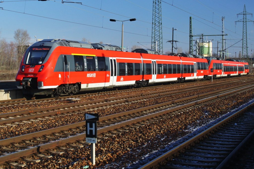 Hier 442 134-3 und 442 635-9 als RE7 (RE18712) von Dessau Hbf. nach Wünsdorf-Waldstadt, bei der Einfahrt am 6.2.2013 in Berlin Schönefeld Flughafen. 