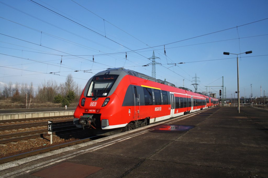 Hier 442 134-3 und 442 635-9 als RE7 (RE18715) von Wünsdorf-Waldstadt nach Dessau Hbf., bei der Ausfahrt am 6.2.2013 aus Berlin Schönefeld Flughafen. 