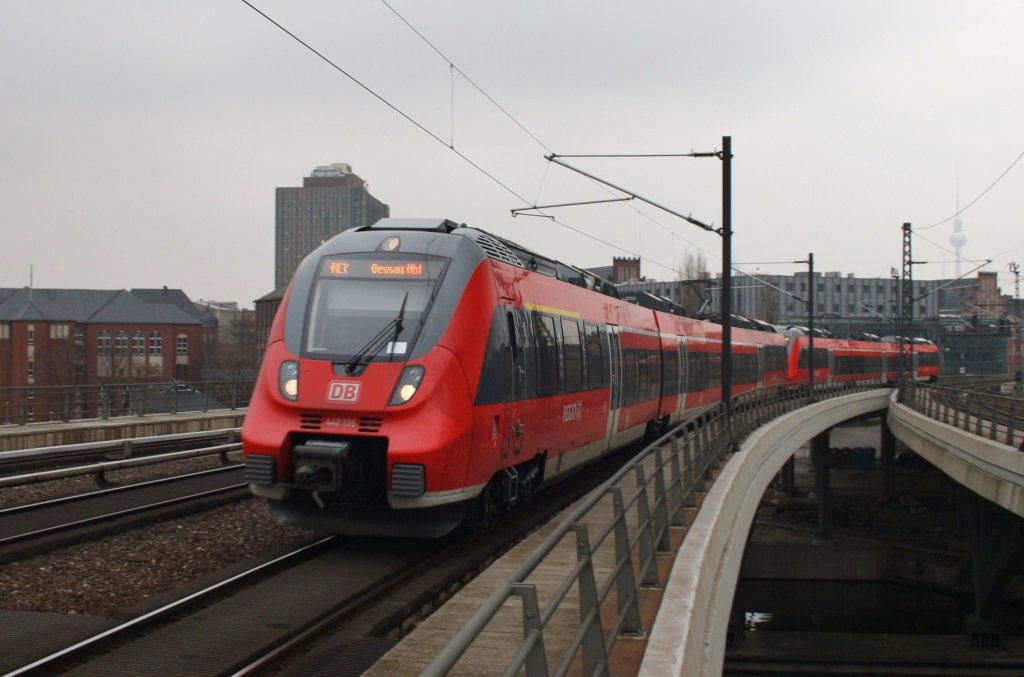 Hier 442 135-0 und 442 642-5 als RE7 (RE18717) von Wünsdorf-Waldstadt nach Dessau Hbf., bei der Einfahrt am 16.2.2013 in Berlin Hbf. 