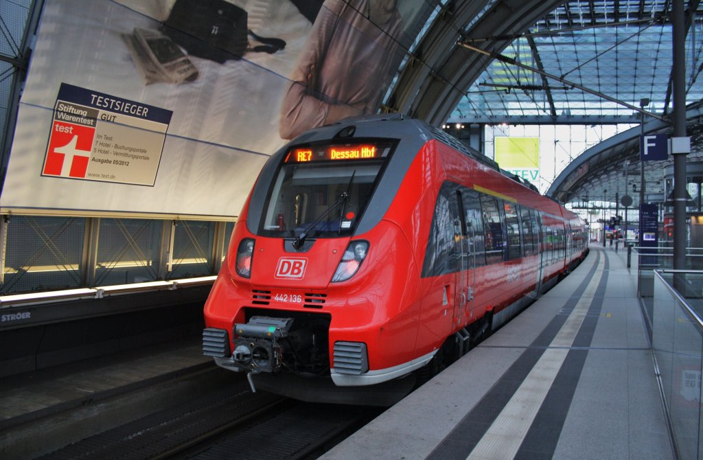 Hier 442 136 und 442 641 als RE7 (RE92712) von Berlin Hbf. nach Wünsdorf-Waldstadt, dieser Triebzug stand am 27.4.2013 in Berlin Hbf.  