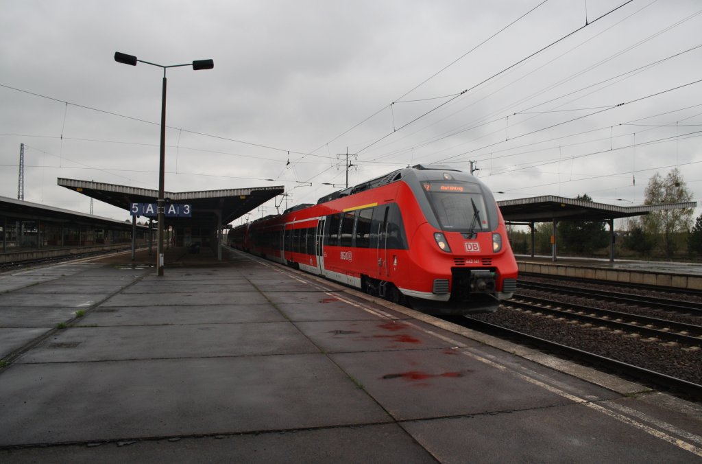 Hier 442 141 und 442 636 als RE7 (RE92715) von Wünsdorf-Waldstadt nach Berlin Hbf., bei der Ausfahrt am 27.4.2013 aus Berlin Schönefeld Flughafen. 