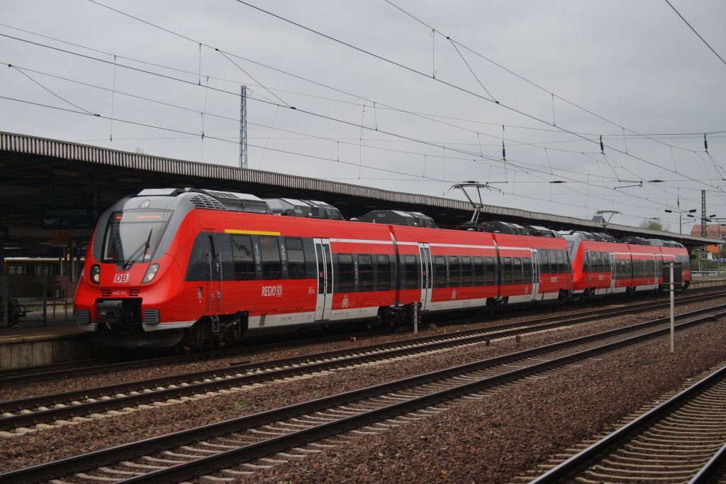 Hier 442 141 und 442 636 als RE7 (RE92721) von Wünsdorf-Waldstadt nach Berlin Hbf., dieser Triebzug stand am 27.4.2013 in Berlin Schönefeld Flughafen.