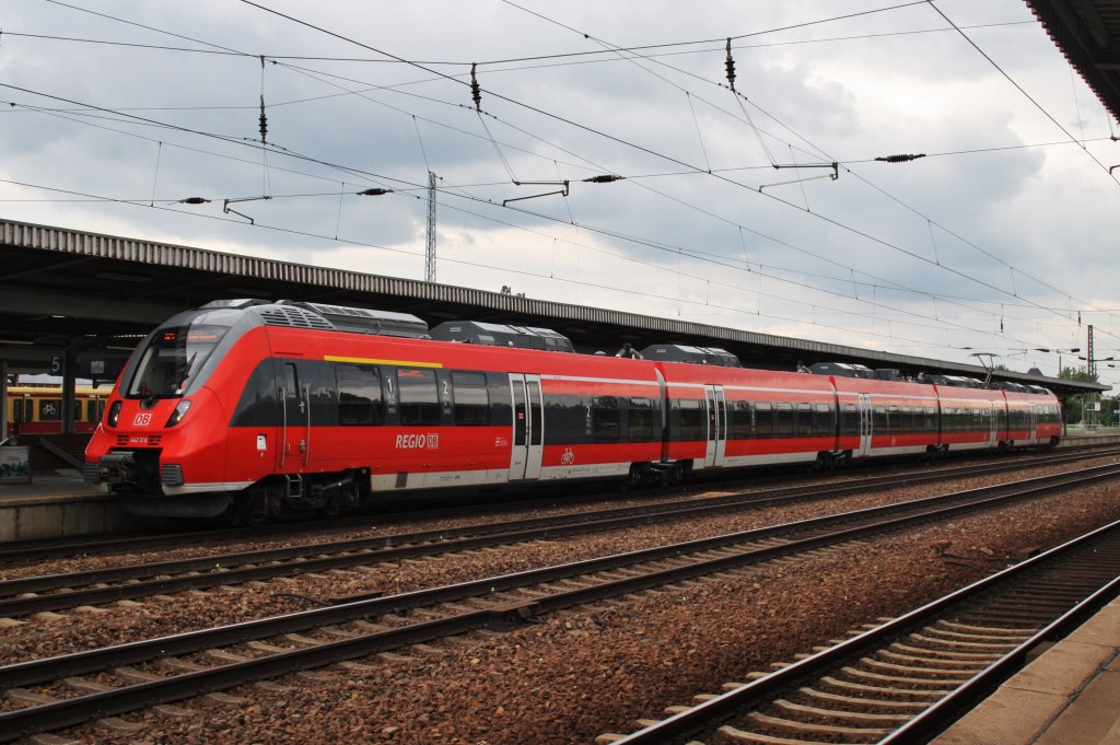 Hier 442 318-2 als RE7 (RE18719) von Wünsdorf-Waldstadt nach Bad Belzig, dieser Triebzug stand am 29.6.2013 in Berlin Schönefeld Flughafen.