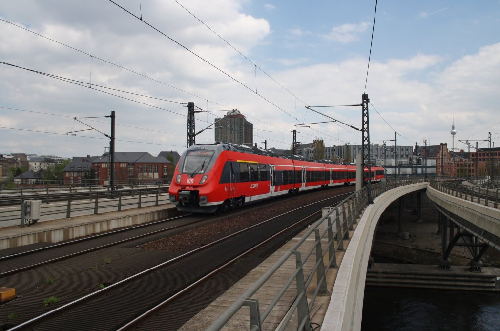 Hier 442 319-0 als RE7 (RE18717) von Wünsdorf-Waldstadt nach Dessau Hbf., bei der Einfahrt am 1.5.2013 in Berlin Hbf. 