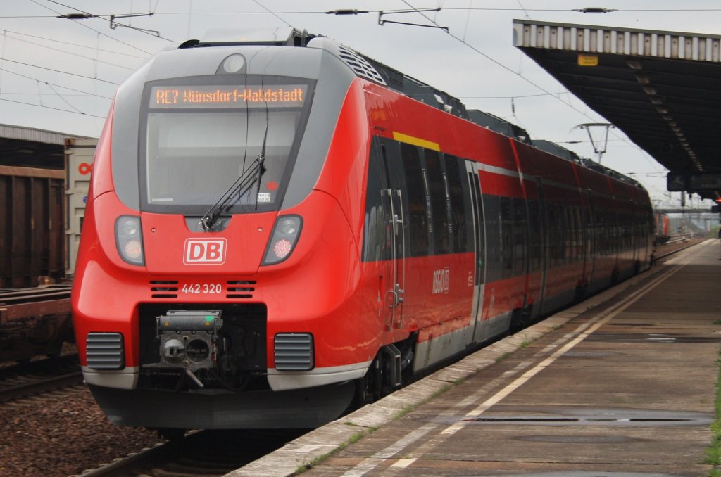 Hier 442 320 als RE7 (RE92722) von Berlin Hbf. nach Wünsdorf-Waldstadt, bei der Einfahrt am 27.4.2013 in Berlin Schönefeld Flughafen. 