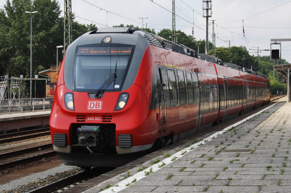 Hier 442 321-6 als RE7 (RE18714) von Dessau Hbf. nach Wünsdorf-Waldstadt, bei der Ausfahrt am 28.6.2013 aus Berlin Wannsee. 