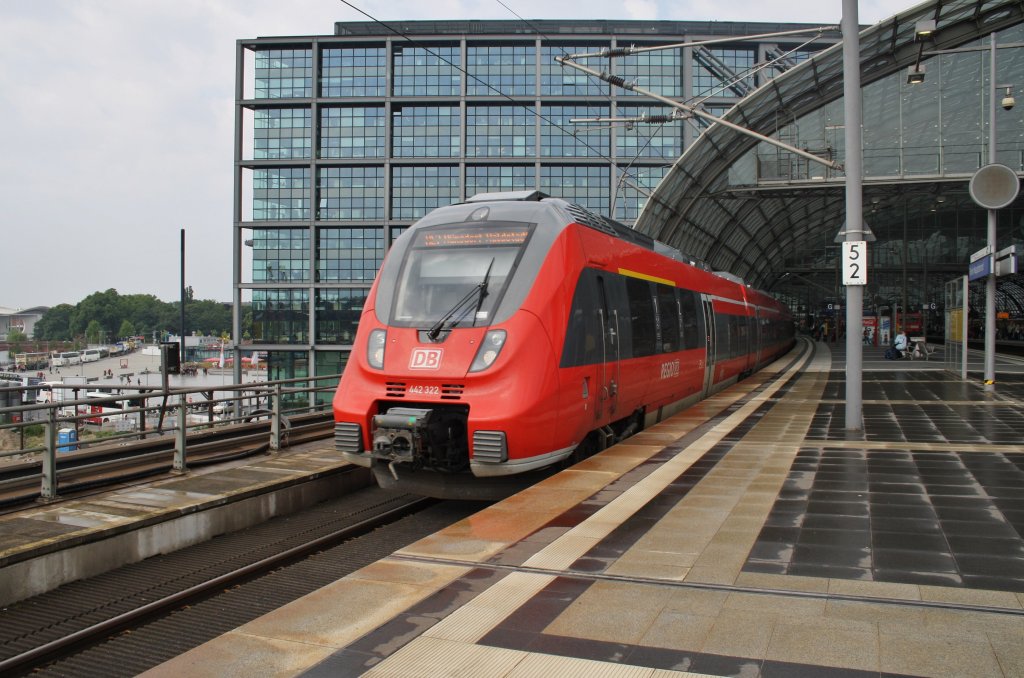Hier 442 322-4 als RE7 (RE18714) von Dessau Hbf. nach Wünsdorf-Waldstadt, bei der Ausfahrt am 1.7.2013 aus Berlin Hbf. 