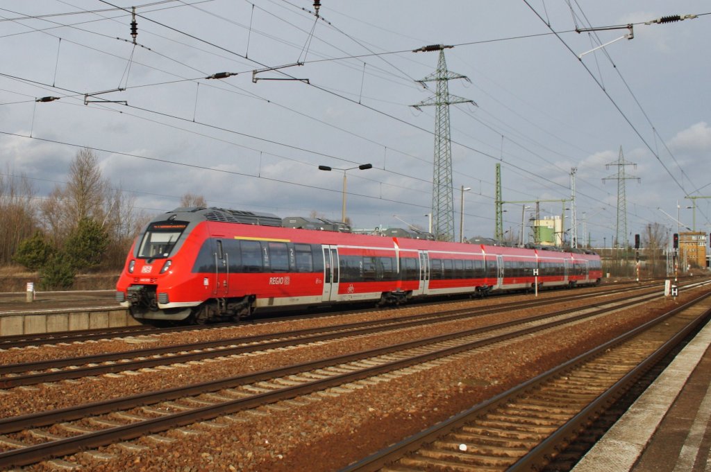 Hier 442 325-7 als RE7 (RE18720) von Dessau Hbf. nach Wünsdorf-Waldstadt, bei der Einfahrt am 6.2.2013 in Berlin Schönefeld Flughafen. 