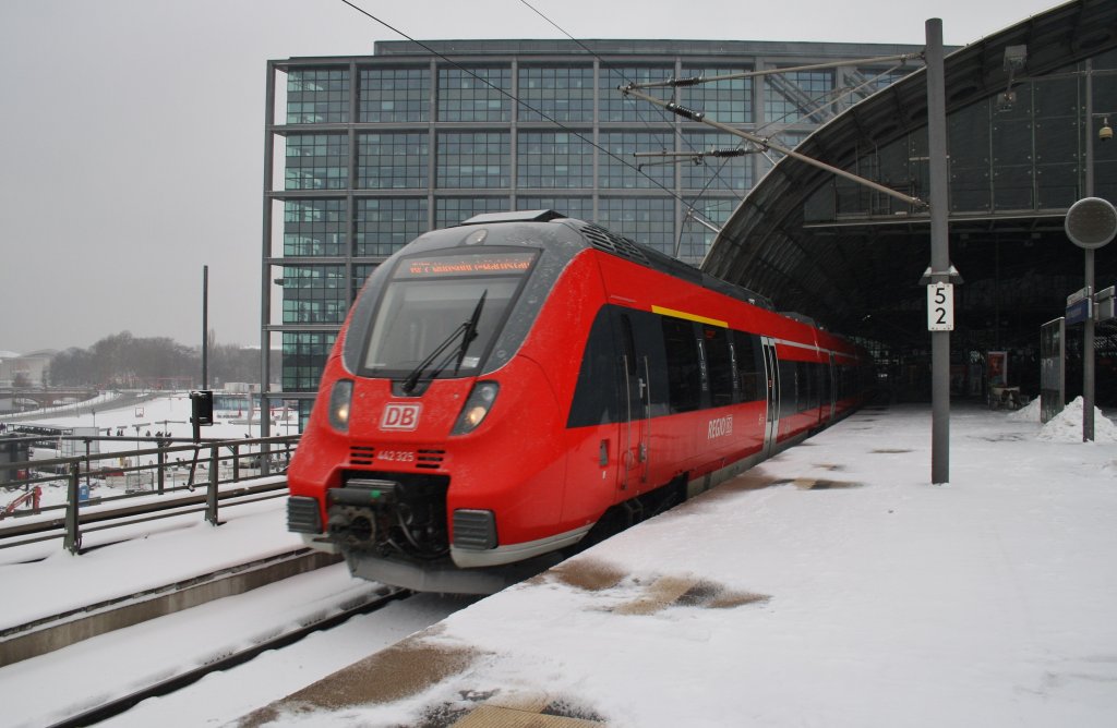 Hier 442 325 als RE7 (RE18716) von Bad Belzig nach Wünsdorf-Waldstadt, bei der Ausfahrt am 10.3.2013 aus Berlin Hbf. 