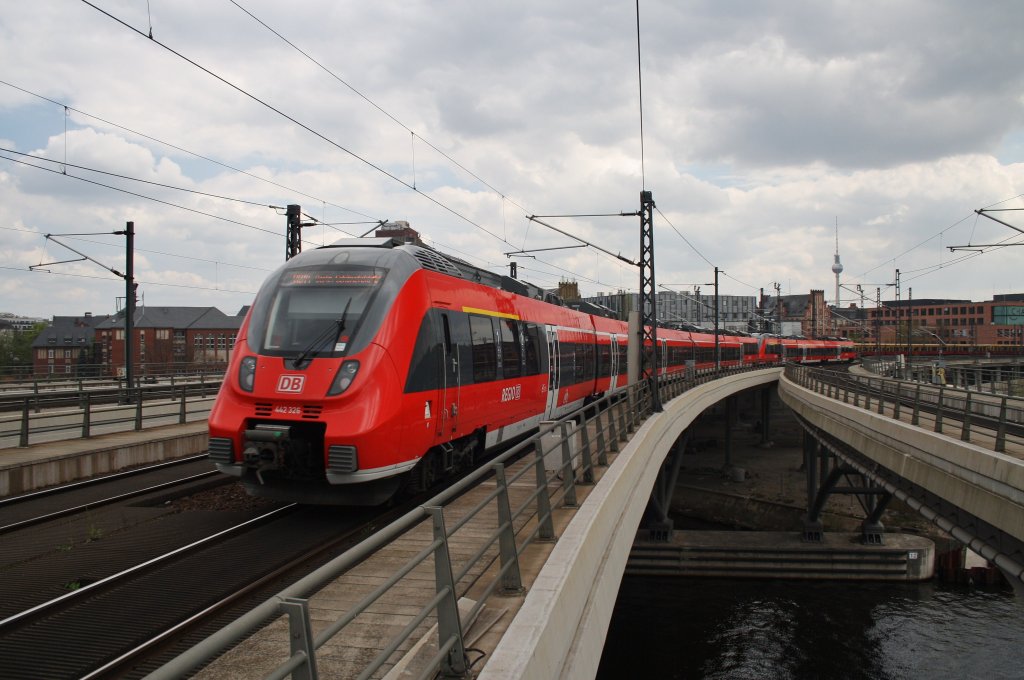 Hier 442 326-5 und 442 124-4 als RB14 (RB18919) von Nauen nach Berlin Schönefeld Flughafen, bei der Ausfahrt am 1.5.2013 aus Berlin Hbf. 