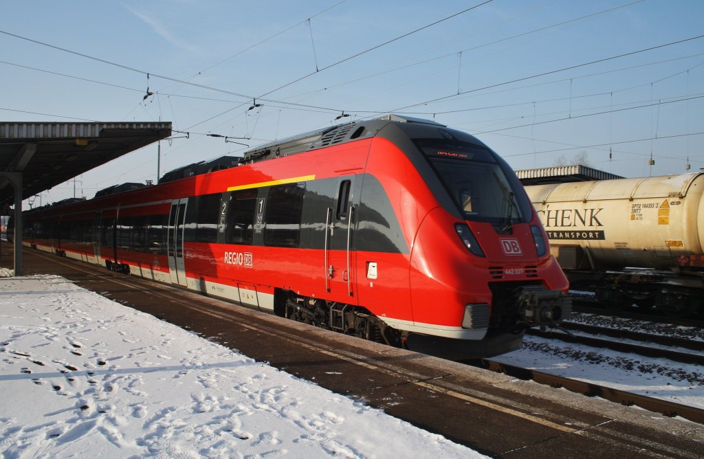 Hier 442 327-3 als RE7 (RE18713) von Wünsdorf-Waldstadt nach Dessau Hbf., bei der Ausfahrt am 26.1.2013 aus Berlin Schönefeld Flughafen.