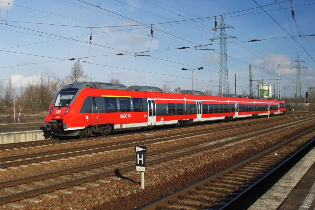 Hier 442 327-3 als RE7 (RE18716) von Dessau Hbf. nach Wünsdorf-Waldstadt, bei der Einfahrt am 6.2.2013 in Berlin Schönefeld Flughafen. 