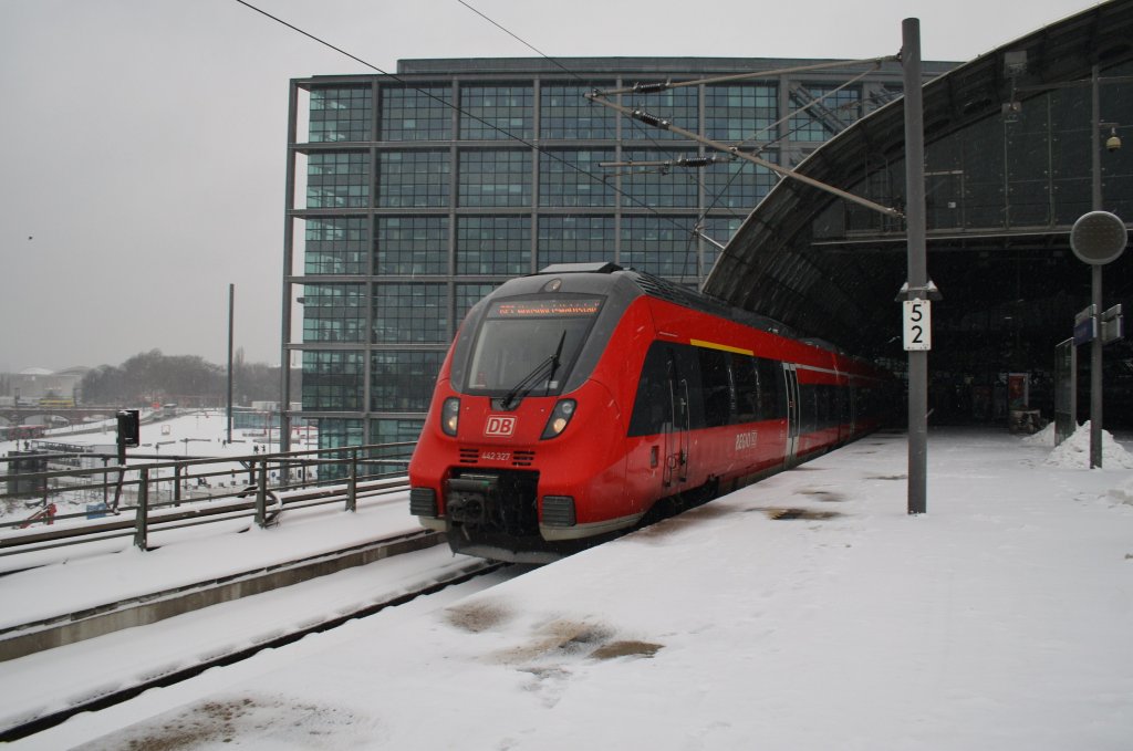 Hier 442 327-3 als RE7 (RE18714) von Dessau Hbf. nach Wünsdorf-Waldstadt, bei der Ausfahrt am 10.3.2013 aus Berlin Hbf. 