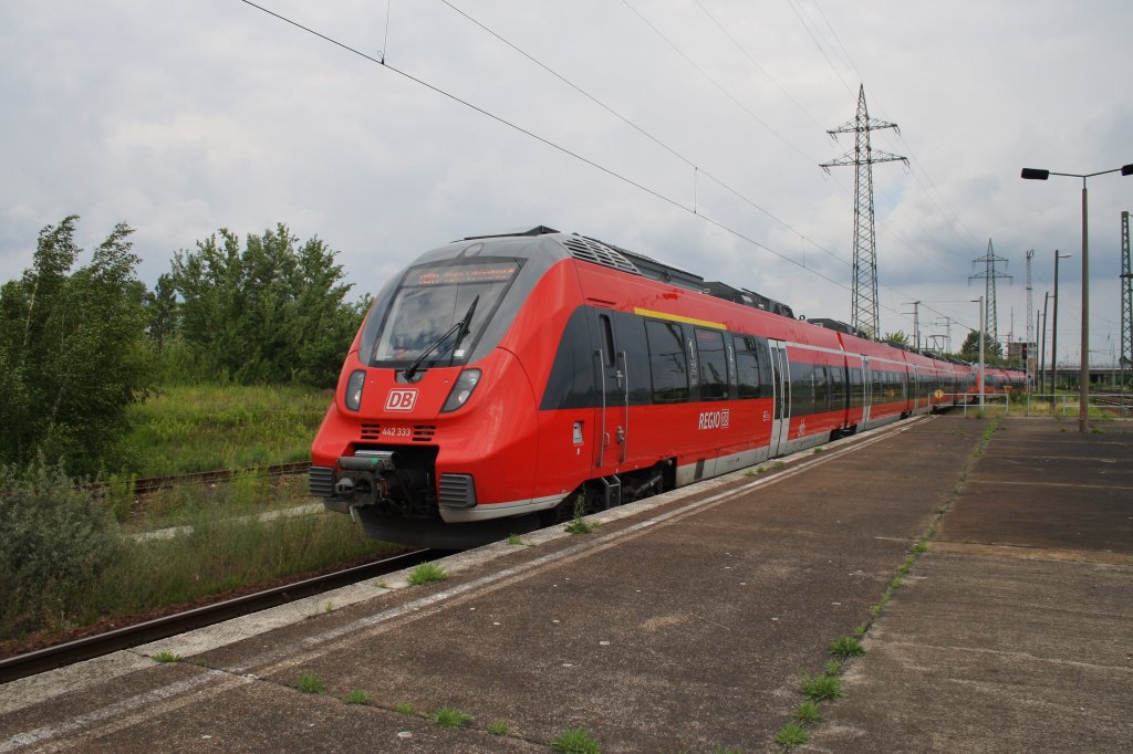 Hier 442 333-1 und 442 140-0 als RB14 (RB18921) von Nauen nach Berlin Schönefeld Flughafen, bei der Einfahrt am 28.6.2013 in Berlin Schönefeld Flughafen. 