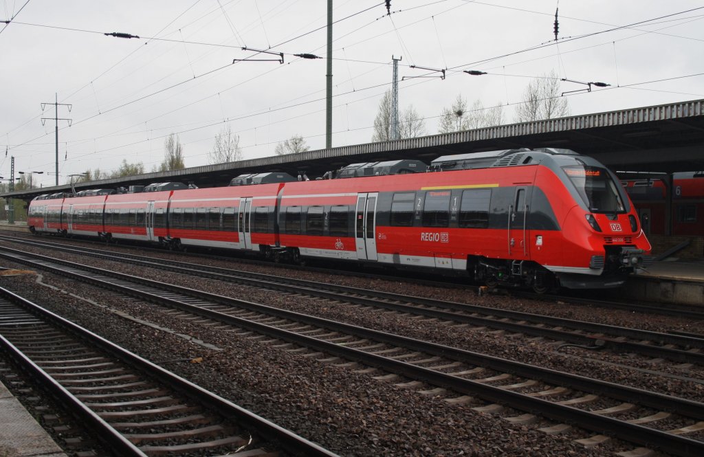 Hier 442 335 als RE7 (RE92714) von Berlin Hbf. nach Wünsdorf-Waldstadt, dieser Triebzug stand am 27.4.2013 in Berlin Schönefeld Flughafen.