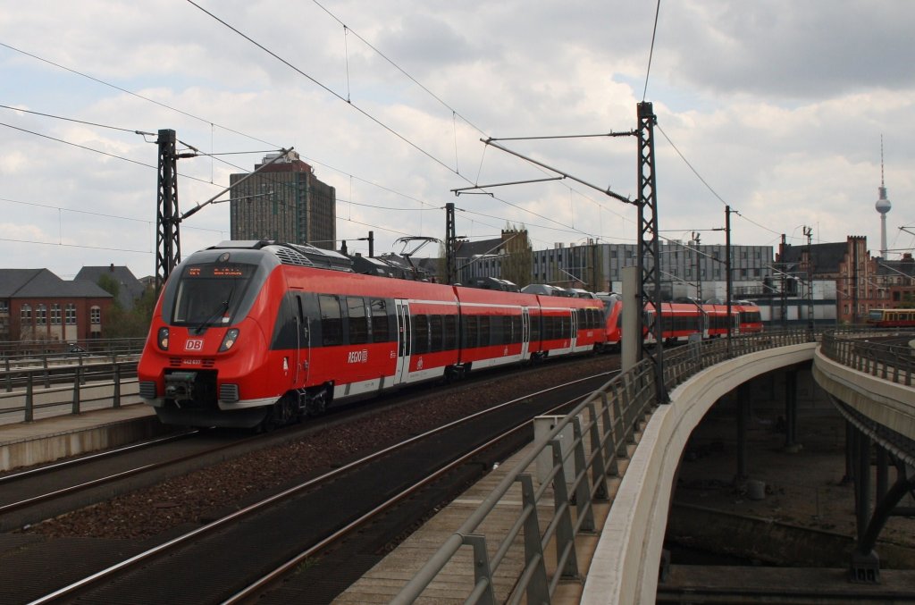 Hier 442 637 und 442 634 als RE7 (RE18715) von Wünsdorf-Waldstadt nach Bad Belzig, bei der Einfahrt am 1.5.2013 in Berlin Hbf. 