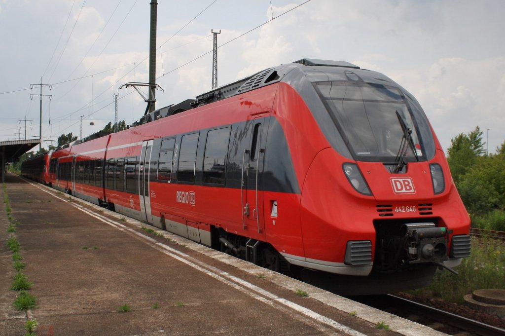 Hier 442 640-9 und 442 833-0 als RB14 (RB18921) von Nauen nach Berlin Schönefeld Flughafen, bei der Einfahrt am 28.6.2013 in Berlin Schönefeld Flughafen. 