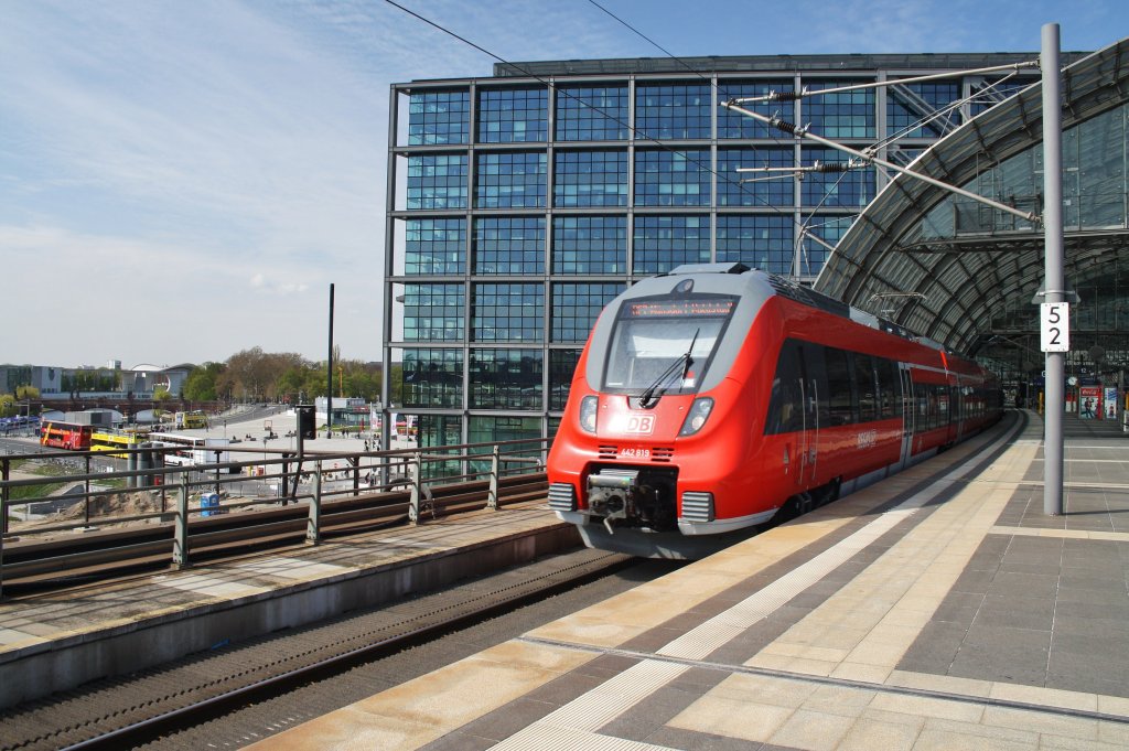 Hier 442 819-9 als RE7 (RE18714) von Dessau Hbf. nach Wünsdorf-Waldstadt, bei der Ausfahrt am 1.5.2013 aus Berlin Hbf. 