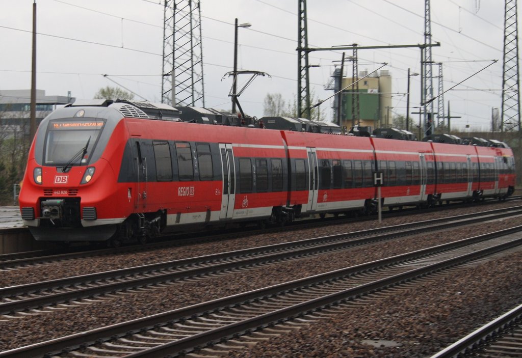 Hier 442 820 als RE7 (RE92716) von Berlin Hbf. nach Wünsdorf-Waldstadt, bei der Einfahrt am 27.4.2013 in Berlin Schönefeld Flughafen.