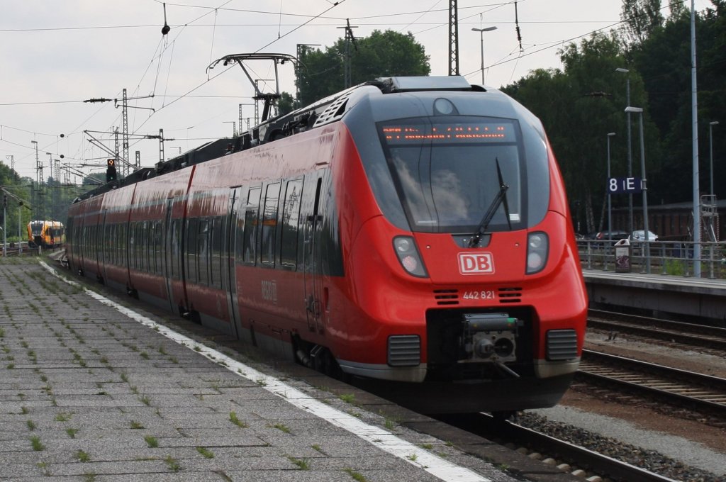 Hier 442 821-5 als RE7 (RE18714) von Dessau Hbf. nach Wünsdorf-Waldstadt, bei der Ausfahrt am 28.6.2013 aus Berlin Wannsee. 