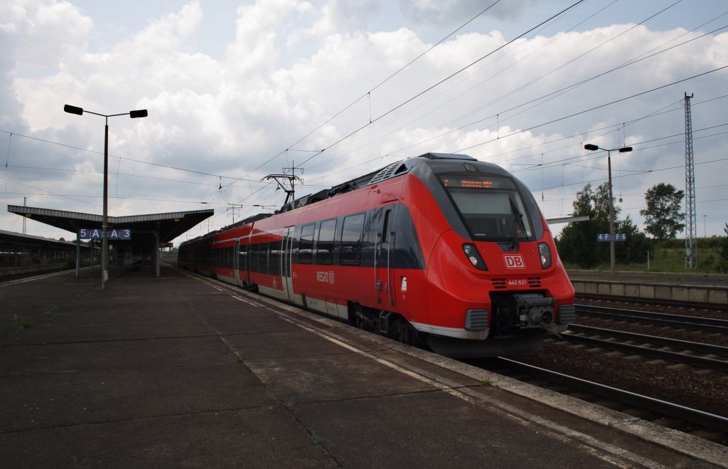 Hier 442 821-5 als RE7 (RE18717) von Wünsdorf-Waldstadt nach Dessau Hbf., bei der Ausfahrt am 28.6.2013 aus Berlin Schönefeld Flughafen. 