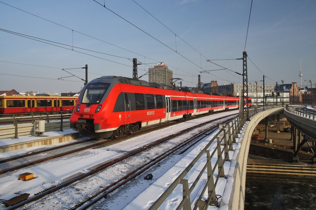 Hier 442 824-9 als RE7 (RE18719) von Wünsdorf-Waldstadt nach Bad Belzig, bei der Einfahrt am 26.1.2013 in Berlin Hbf. 