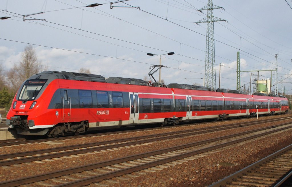 Hier 442 824-9 als RE7 (RE18718) von Dessau Hbf. nach Wünsdorf-Waldstadt, bei der Einfahrt am 6.2.2013 in Berlin Schönefeld Flughafen.