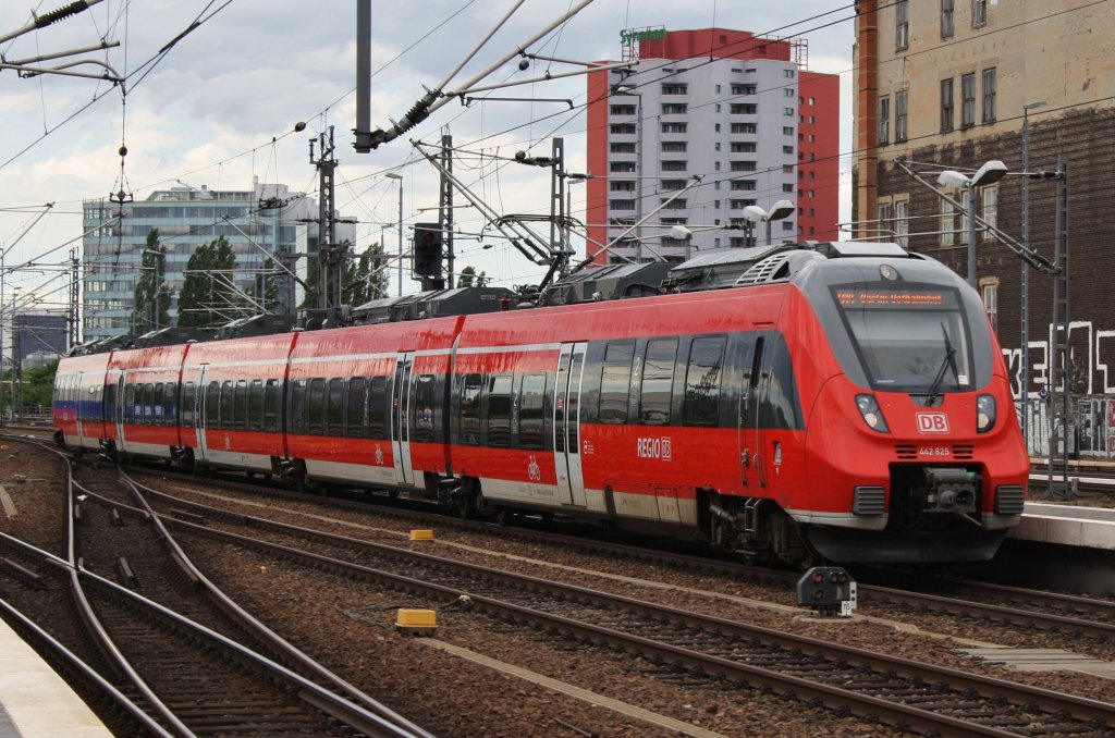 Hier 442 825-6 als RB14 (RB18925) von Nauen nach Berlin Ostbahnhof, bei der Einfahrt am 23.6.2013 in Berlin Ostbahnhof.