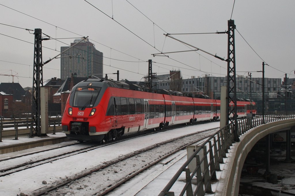 Hier 442 825-6 als RE7 (RE18719) von Wünsdorf-Waldstadt nach Bad Belzig, bei der Einfahrt am 15.12.2012 in Berlin Hbf. 
