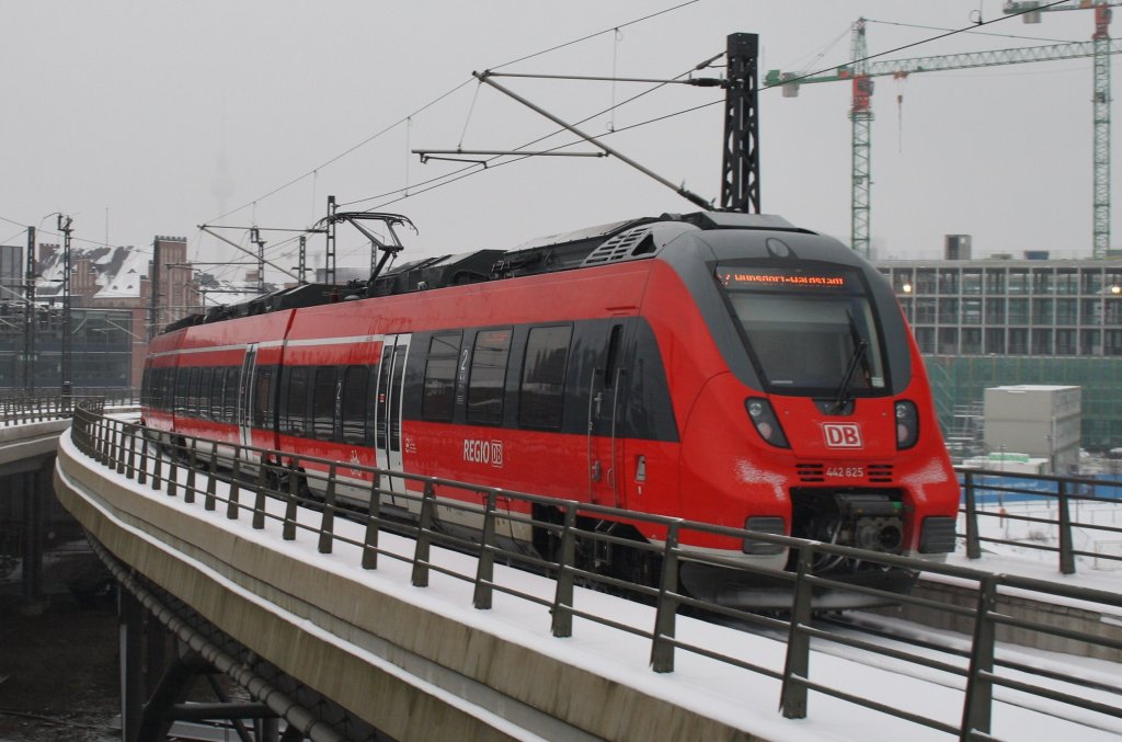 Hier 442 825 als RE7 (RE18716) von Bad Belzig nach Wünsdorf-Waldstadt, bei der Ausfahrt am 10.3.2013 aus Berlin Hbf. 