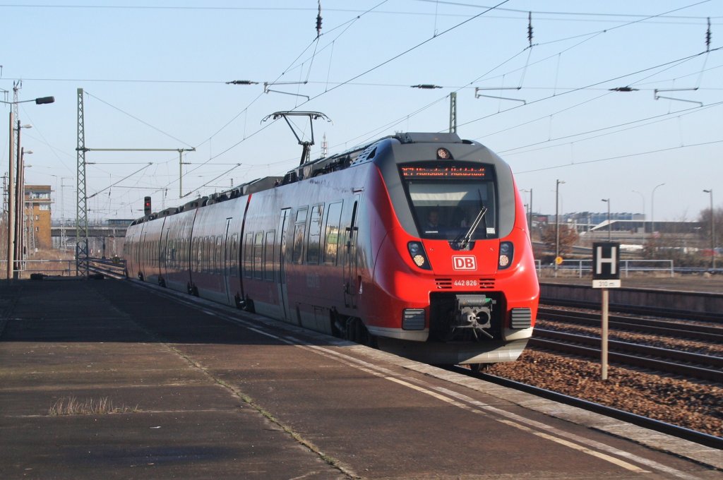 Hier 442 826-4 als RE7 (RE18714) von Dessau Hbf. nach Wünsdorf-Waldstadt, bei der Einfahrt am 6.2.2013 in Berlin Schönefeld Flughafen. 