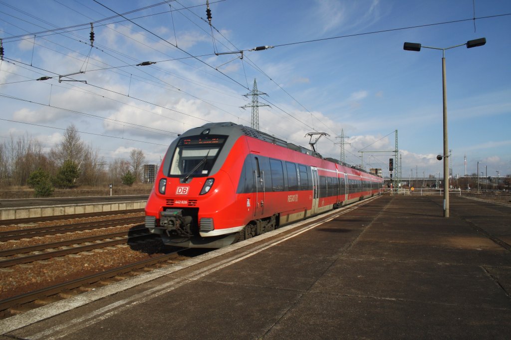 Hier 442 826-4 als RE7 (RE18715) von Wünsdorf-Waldstadt nach Dessau Hbf., bei der Ausfahrt am 6.2.2013 aus Berlin Schönefeld Flughafen. 