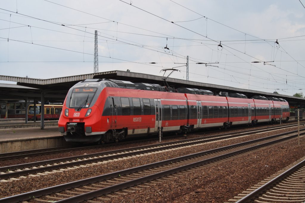 Hier 442 826-4 als RE7 (RE18719) von Wünsdorf-Waldstadt nach Dessau Hbf., bei der Ausfahrt am 28.6.2013 aus Berlin Schönefeld Flughafen.